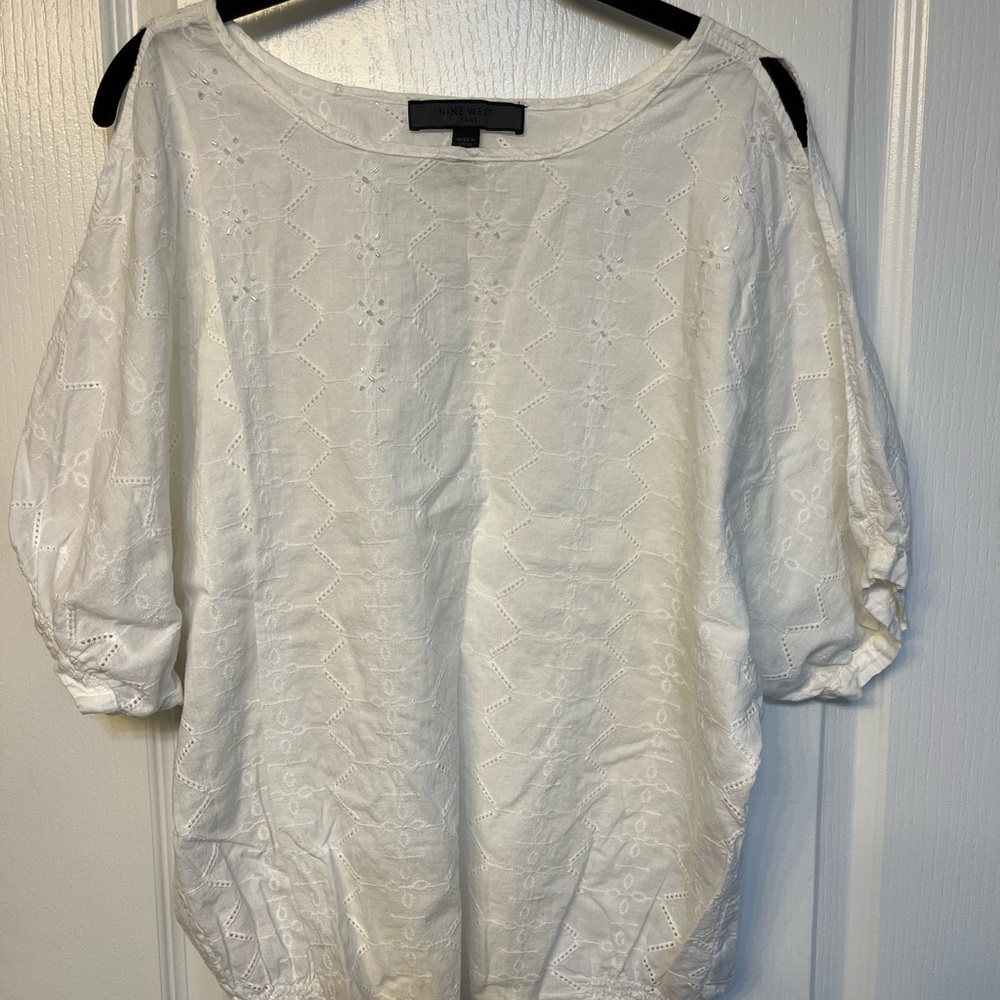 Nine West sz XL ivory - off white eyelet blouse with shoulder slits.